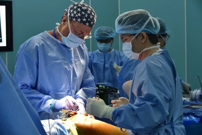 Tổ chức Operation Walk Chicago giúp bệnh nhân nghèo Việt Nam thay khớp miễn phí Operation Walk Chicago giúp bệnh nhân nghèo Việt Nam thay khớp miễn phí