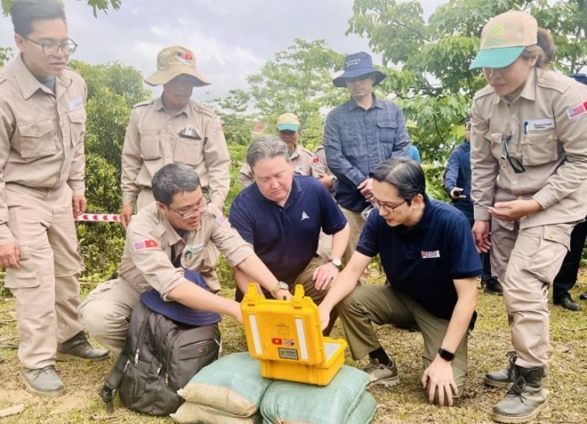 Deputy Minister Do Hung Viet and US Ambassador to Vietnam jointly press the button to detonate a cluster bomb. (Photo: Lao Dong Newspaper) Deputy Minister Do Hung Viet and US Ambassador to Vietnam jointly press the button to detonate a cluster bomb. (Photo: Lao Dong Newspaper)