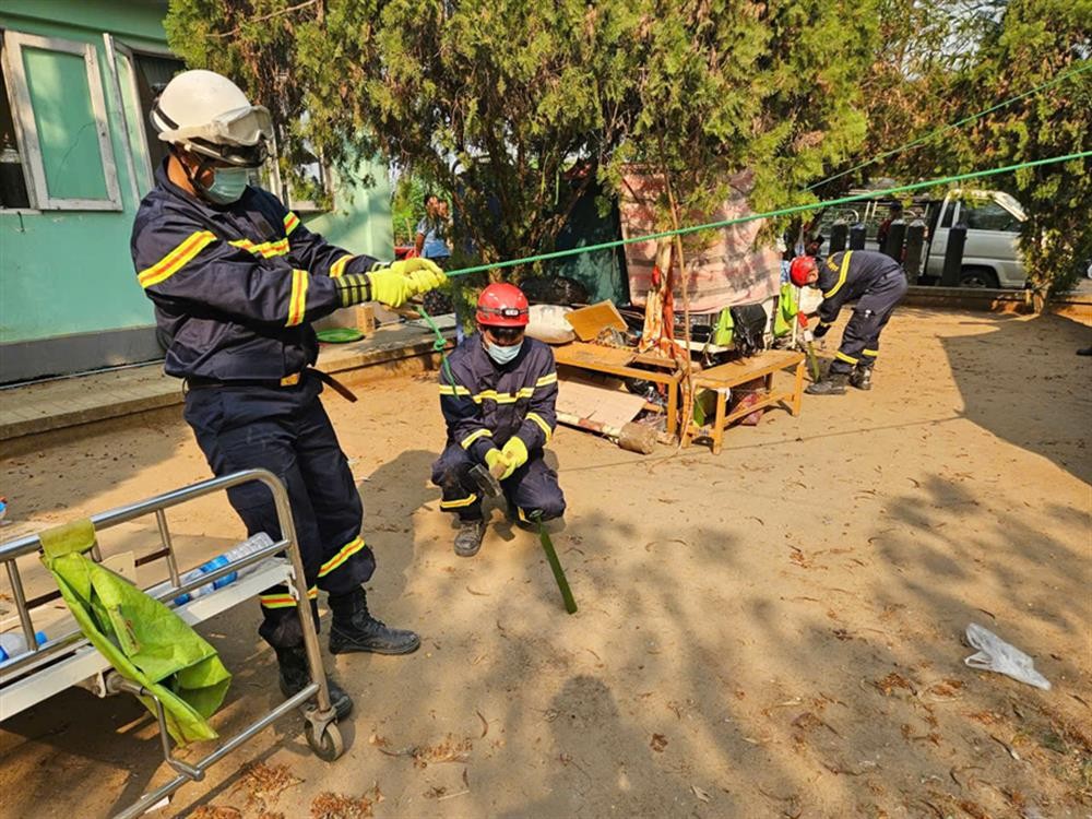 Đoàn công tác tổ chức dựng 2 lều trung đội với sức chứa 12 giường hỗ trợ nạn nhân bị thương đang điều trị tại bệnh viện.