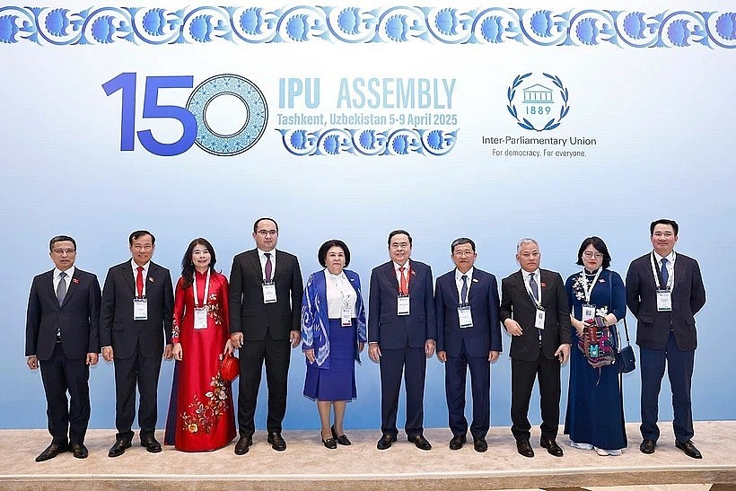 National Assembly Chairman Tran Thanh Man (sixth from left) and other delegates at the IPU-150 opening ceremony in Tashkent, Uzbekistan, on April 5 evening. (Photo: VNA) National Assembly Chairman Tran Thanh Man (sixth from left) and other delegates at the IPU-150 opening ceremony in Tashkent, Uzbekistan, on April 5 evening. (Photo: VNA)