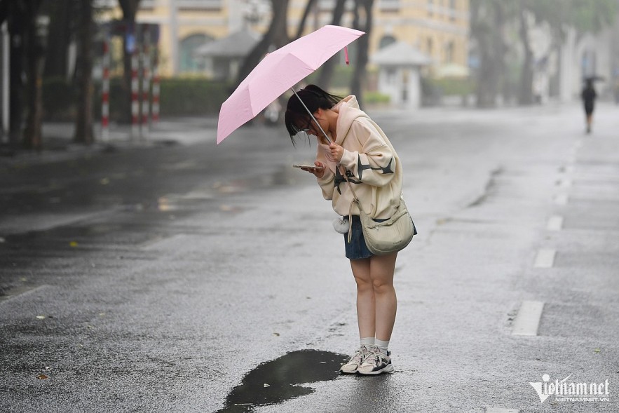 Hanoi sees constant drizzle throughout April 5. Photo: Nam Khanh Hanoi sees constant drizzle throughout April 5. Photo: Nam Khanh