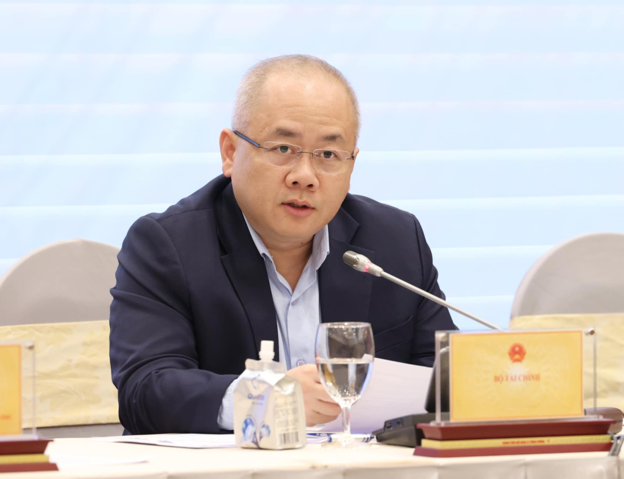 Thứ trưởng Bộ Tài chính Đỗ Thành Trung trả lời câu hỏi của phóng viên tại họp báo. (Ảnh: VGP/Nhật Bắc) Thứ trưởng Bộ Tài chính Đỗ Thành Trung trả lời câu hỏi của phóng viên tại họp báo. (Ảnh: VGP/Nhật Bắc)