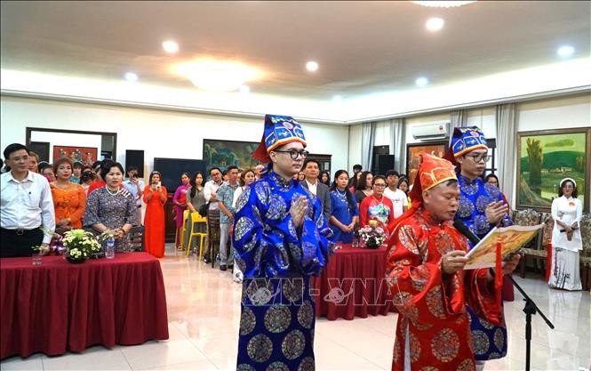 Ông Nguyễn Quốc Hoàng - Phó Chủ tịch Hiệp hội hữu nghị Malaysia - Việt Nam chủ trì Lễ tế và dâng hương (áo dài đỏ). Ảnh: Hằng Linh/TTXVN