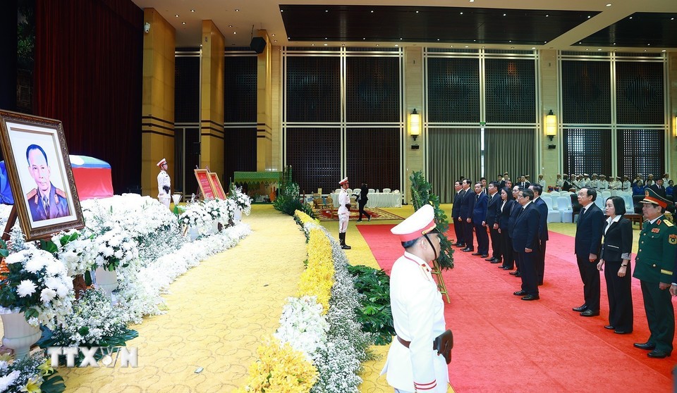 Thủ tướng Phạm Minh Chính viếng nguyên Chủ tịch Đảng Nhân dân Cách mạng Lào, nguyên Chủ tịch nước Lào Khamtay Siphandone