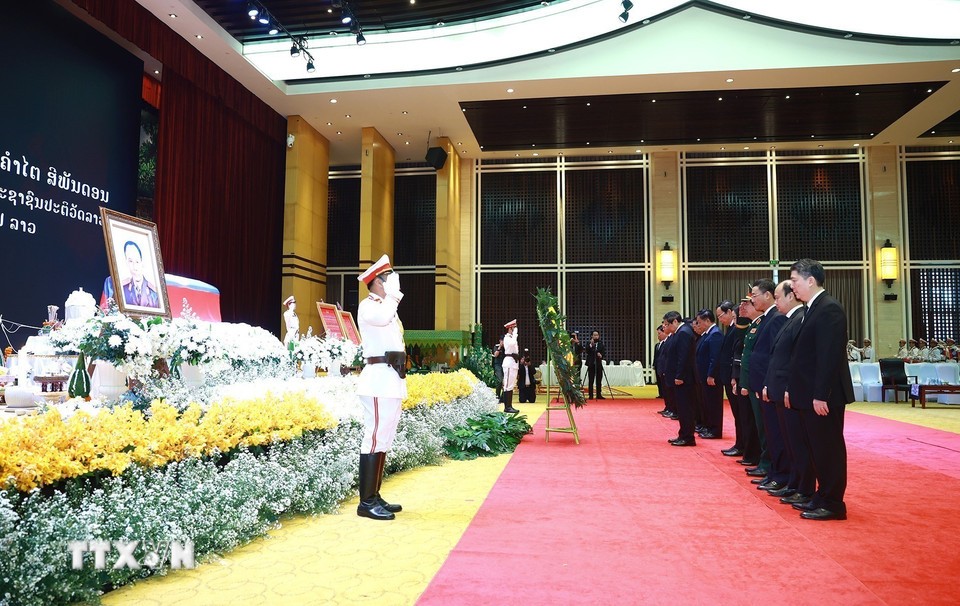 Thủ tướng Phạm Minh Chính viếng nguyên Chủ tịch Đảng Nhân dân Cách mạng Lào, nguyên Chủ tịch nước Lào Khamtay Siphandone