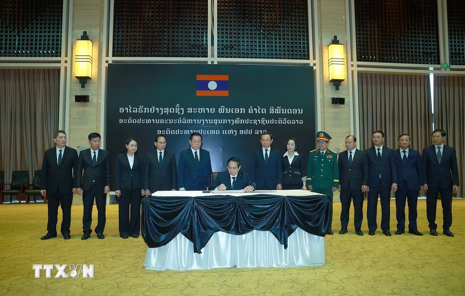Thủ tướng Phạm Minh Chính ghi sổ tang chia buồn. 