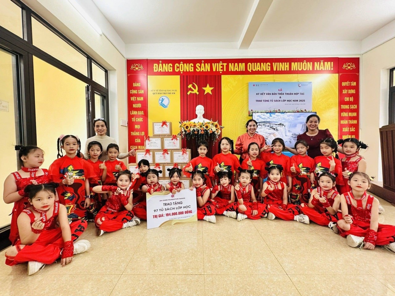 Zhi Shan Foundation supports classroom bookcases for 8 schools in Duc Pho and Tra Bong Zhi Shan Foundation supports classroom bookcases for 8 schools in Duc Pho and Tra Bong