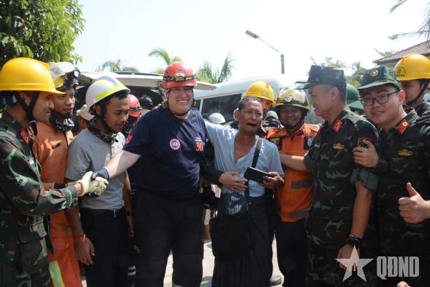 Relatives of the rescued victim emotionally thank the rescue teams. (Photo: People's Army Newspaper) Relatives of the rescued victim emotionally thank the rescue teams. (Photo: People's Army Newspaper)
