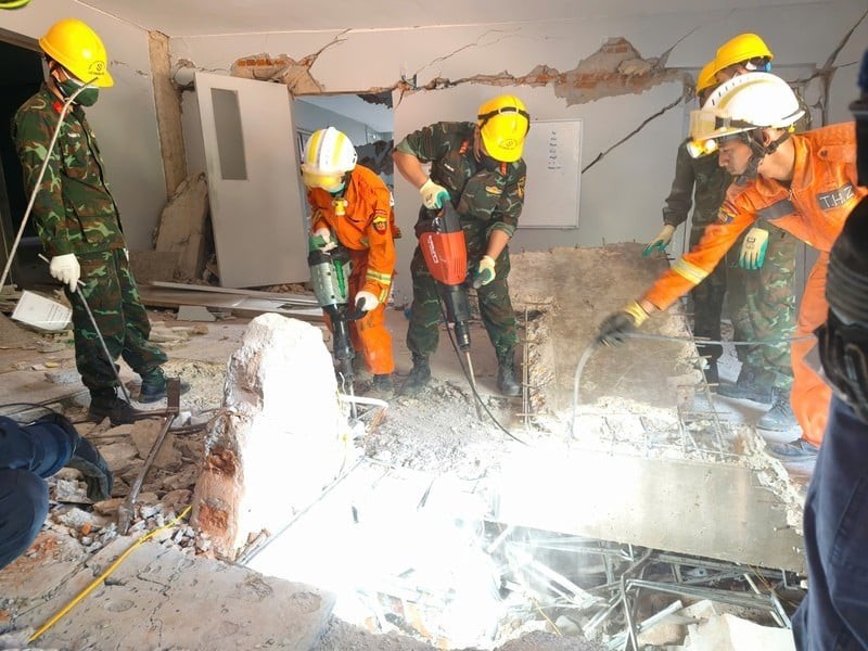 Vietnamese combat engineers and Myanmar, UAE rescue teams drill through concrete to reach buried victims. Vietnamese combat engineers and Myanmar, UAE rescue teams drill through concrete to reach buried victims.