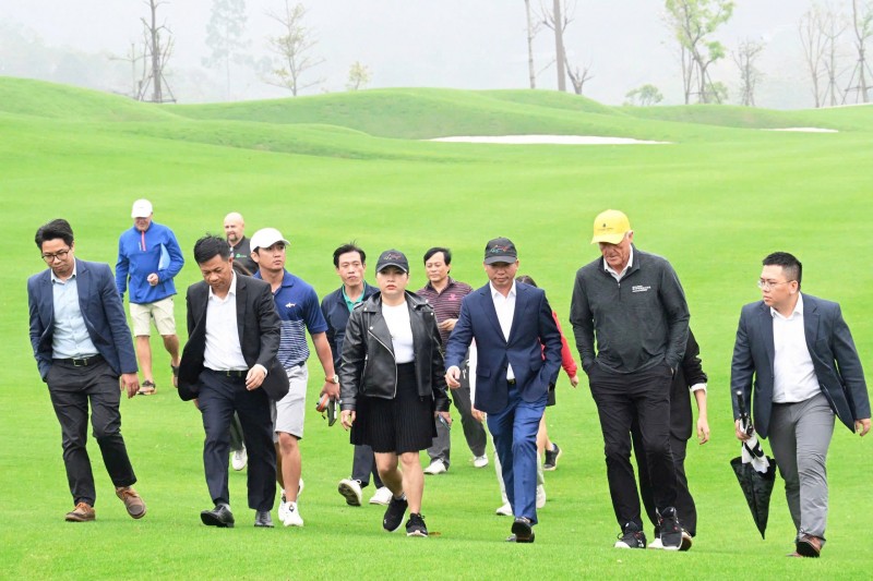 Greg Norman kiểm tra chi tiết về mặt địa hình, chất lượng thảm cỏ, hệ thống hồ nước, cũng như bố cục và độ khó của từng hố golf Greg Norman kiểm tra chi tiết về mặt địa hình, chất lượng thảm cỏ, hệ thống hồ nước, cũng như bố cục và độ khó của từng hố golf