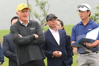 Huyền thoại “Cá mập trắng” Greg Norman khảo sát sân golf T&T Văn Lang Empire chuẩn bị cho trải nghiệm 18 hố