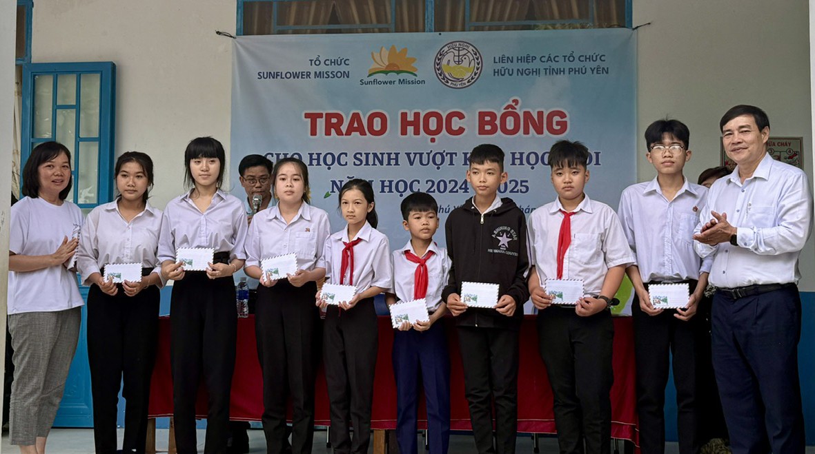 Học sinh trường Tiểu học Hòa Mỹ Đông (huyện Tây Hòa, Phú Yên) nhận học bổng từ tổ chức Sunflower Misson. (Ảnh: Báo Phú Yên) Học sinh trường Tiểu học Hòa Mỹ Đông (huyện Tây Hòa, Phú Yên) nhận học bổng từ tổ chức Sunflower Misson. (Ảnh: Báo Phú Yên)
