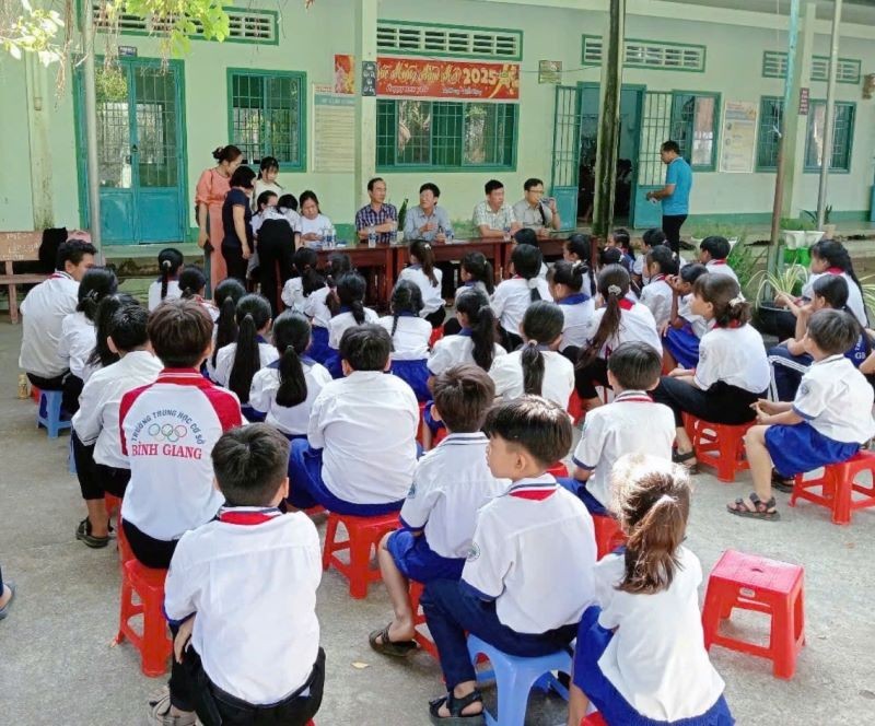 Đoàn trao học bổng cho các em tại điểm trường THCS Giồng Kè, Điểm Kinh 1, ấp Rạnh hạt, xã Bình Giang, huyện Hòn Đất, Kiên Giang. (Ảnh: Liên hiệp các tổ chức hữu nghị tỉnh Kiên Giang) Đoàn trao học bổng cho các em tại điểm trường THCS Giồng Kè, Điểm Kinh 1, ấp Rạnh hạt, xã Bình Giang, huyện Hòn Đất, Kiên Giang. (Ảnh: Liên hiệp các tổ chức hữu nghị tỉnh Kiên Giang)