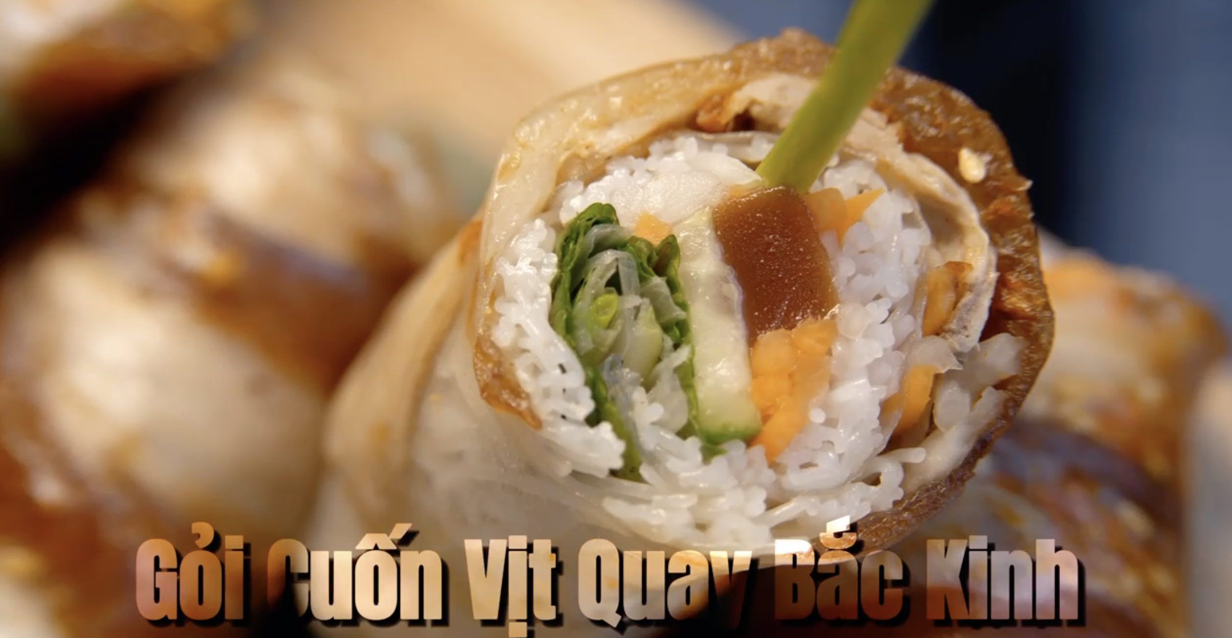 Gỏi cuốn vịt quay Bắc Kinh: Món ăn Việt Nam mang hương vị Trung Quốc Gỏi cuốn vịt quay Bắc Kinh: Món ăn Việt Nam mang hương vị Trung Quốc