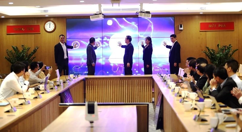 Các đại biểu thực hiện nghi thức khai trương cổng. Các đại biểu thực hiện nghi thức khai trương cổng.