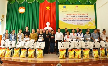 Tổ chức Catalys Foundation trao 140 phần quà cho người nghèo tại Cần Thơ