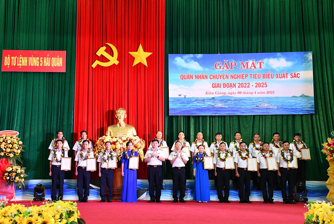 Thủ trưởng Bộ Tư lệnh Vùng 5 Hải quân trao Giấy chứng nhận cho các đồng chí đạt danh hiệu QNCN tiêu biểu xuất sắc giai đoạn 2022 - 2025 Thủ trưởng Bộ Tư lệnh Vùng 5 Hải quân trao Giấy chứng nhận cho các đồng chí đạt danh hiệu QNCN tiêu biểu xuất sắc giai đoạn 2022 - 2025