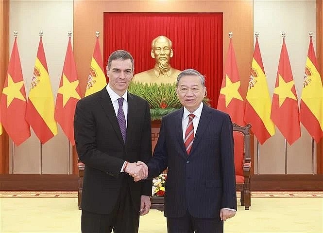 Party General Secretary To Lam (R) and Spanish Prime Minister Pedro Sánchez at their meeting in Hanoi on April 9. (Photo: VNA) Party General Secretary To Lam (R) and Spanish Prime Minister Pedro Sánchez at their meeting in Hanoi on April 9. (Photo: VNA)