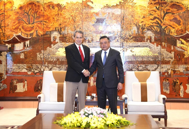Chủ tịch UBND thành phố Hà Nội Trần Sỹ Thanh tiếp Đại sứ Alejandro Negrín Munoz (Ảnh: T.L).