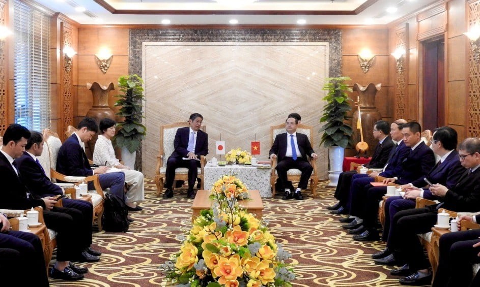 Secretary of the Cao Bang Provincial Party Committee Quan Minh Cuong (right) received Japanese Ambassador to Vietnam Ito Naoki. (Photo: Cao Bang Newspaper)