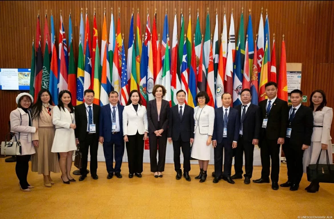 Deputy Minister Ngo Le Van and local leaders meet with UNESCO Director-General Audrey Azoulay. (Photo: UNESCO) Deputy Minister Ngo Le Van and local leaders meet with UNESCO Director-General Audrey Azoulay. (Photo: UNESCO)