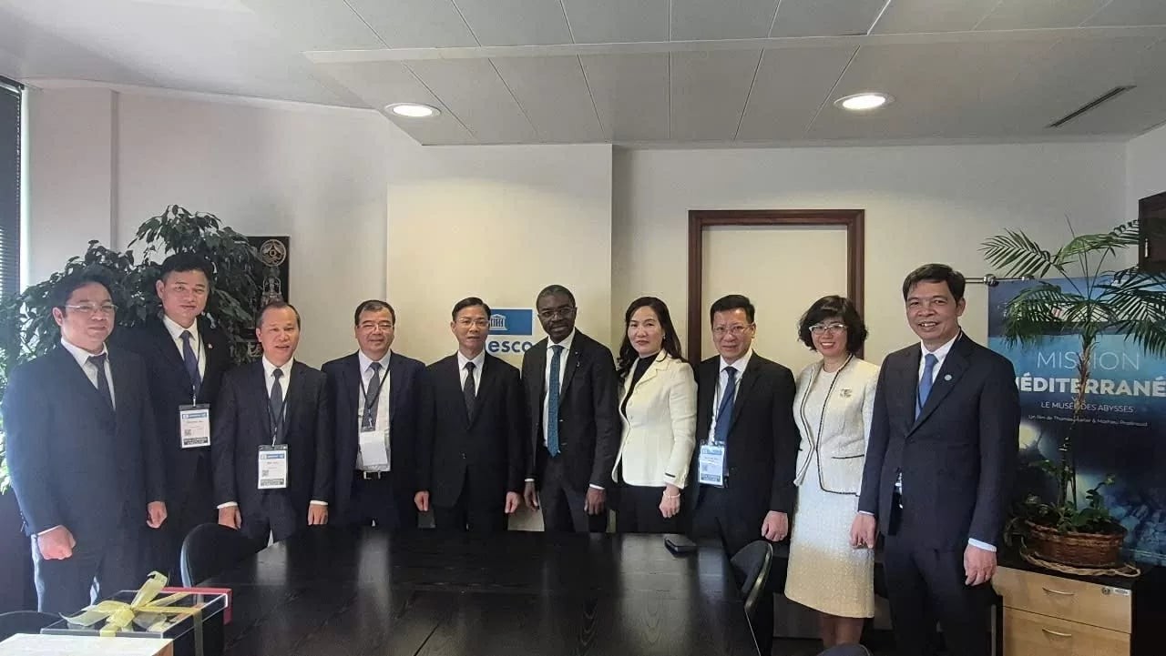 Deputy Minister Ngo Le Van and leaders of Quang Ninh, Bac Giang, Hai Duong, and Hanoi meet with World Heritage Centre Director Lazare Assomo. (Photo: Working delegation) Deputy Minister Ngo Le Van and leaders of Quang Ninh, Bac Giang, Hai Duong, and Hanoi meet with World Heritage Centre Director Lazare Assomo. (Photo: Working delegation)