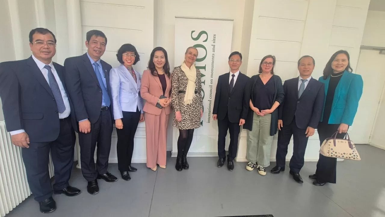 Deputy Minister Ngo Le Van and leaders of Quang Ninh, Bac Giang, Hai Duong, and Hanoi meet with ICOMOS Director-General Maria-Laure Lavenir. (Photo: Working delegation) Deputy Minister Ngo Le Van and leaders of Quang Ninh, Bac Giang, Hai Duong, and Hanoi meet with ICOMOS Director-General Maria-Laure Lavenir. (Photo: Working delegation)