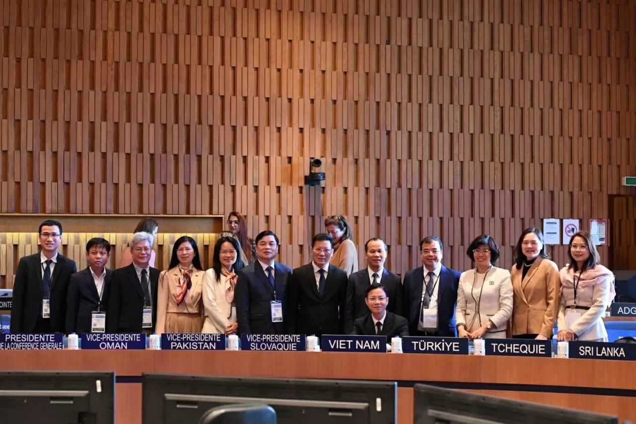 Deputy Minister of Foreign Affairs Ngo Le Van and members of the working delegation at the session. (Photo: UNESCO) Deputy Minister of Foreign Affairs Ngo Le Van and members of the working delegation at the session. (Photo: UNESCO)