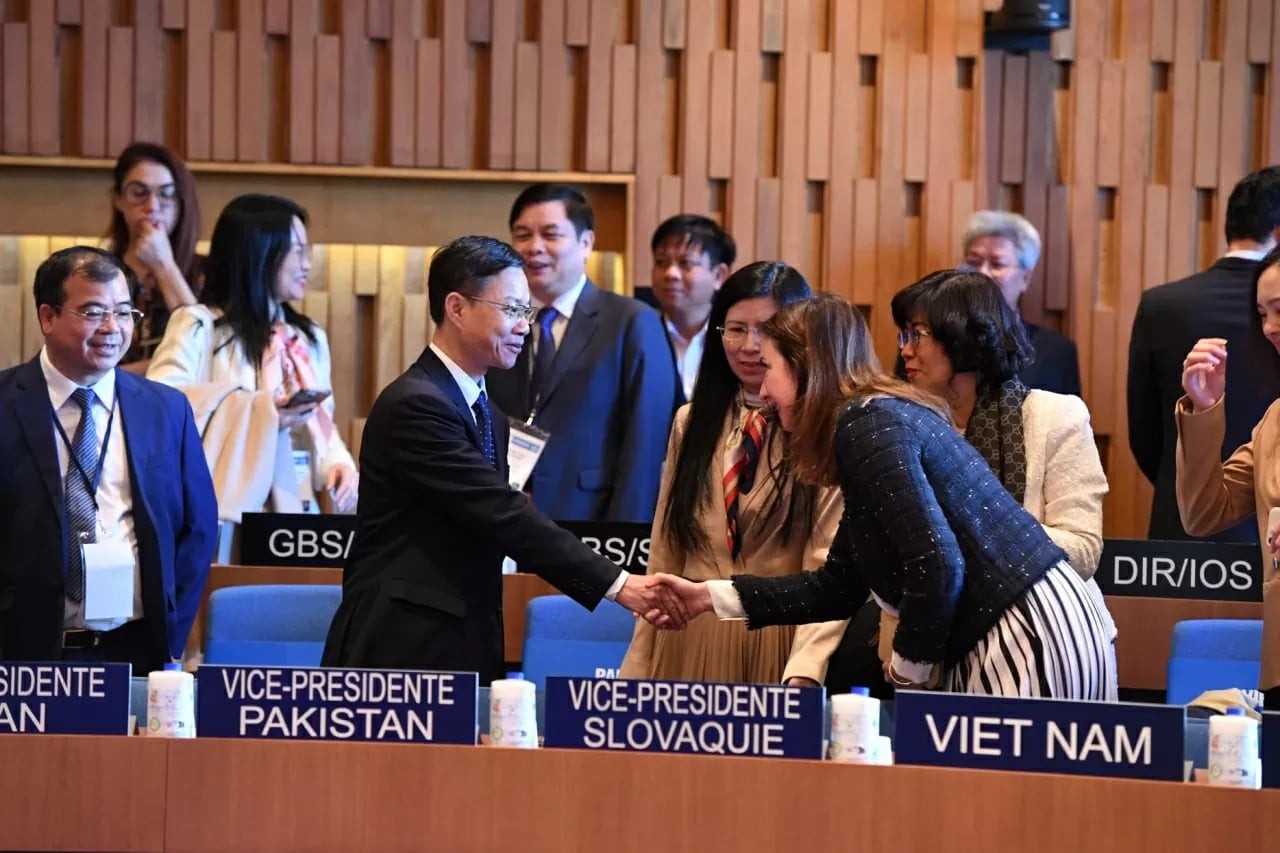 Deputy Minister Ngo Le Van speaks with heads of delegations from several countries. (Photo: UNESCO) Deputy Minister Ngo Le Van speaks with heads of delegations from several countries. (Photo: UNESCO)