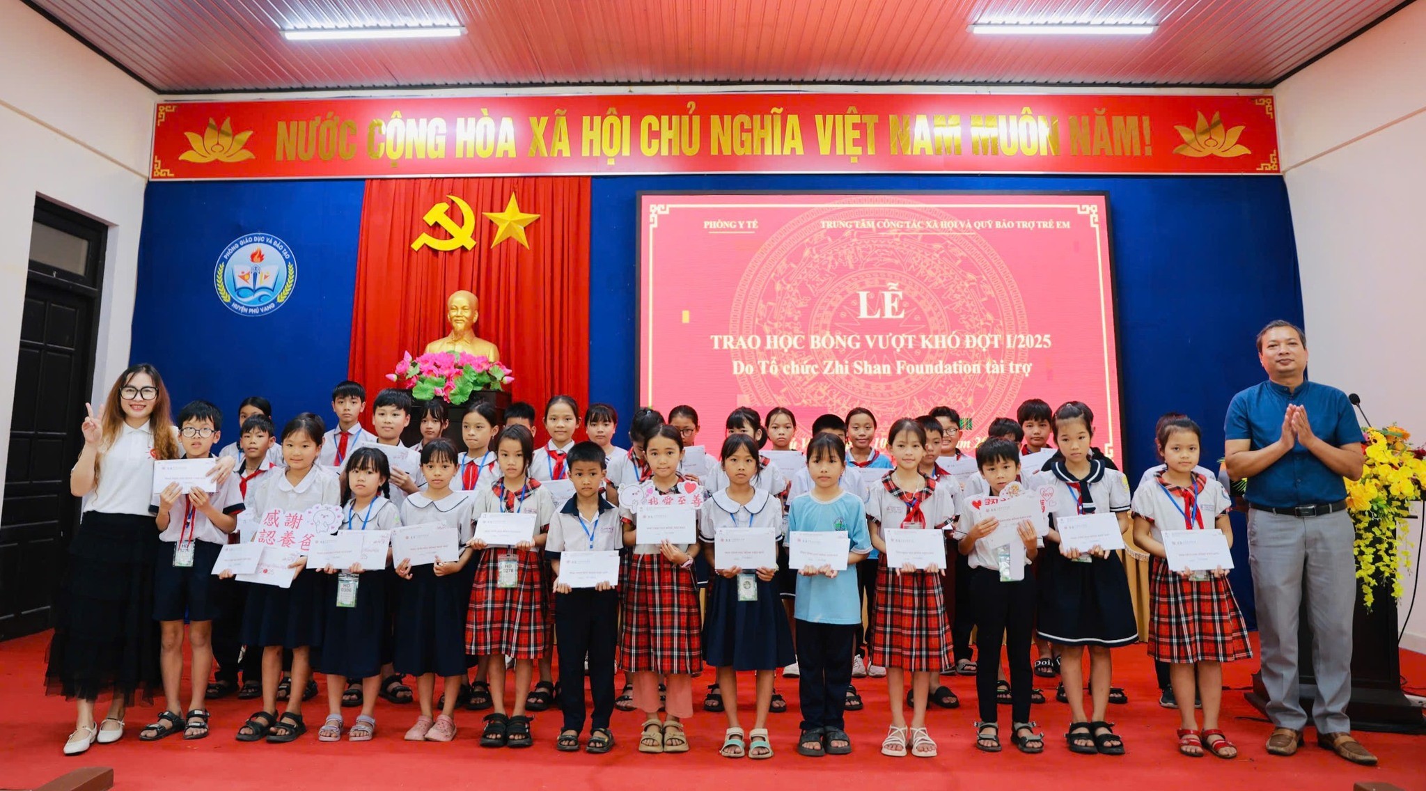 các em học sinh có hoàn cảnh khó khăn, các em học sinh có hoàn cảnh khó khăn,