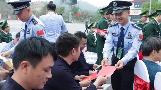 Sĩ quan, cán bộ trẻ Việt  - Trung cùng xây dựng biên giới hòa bình, ổn định