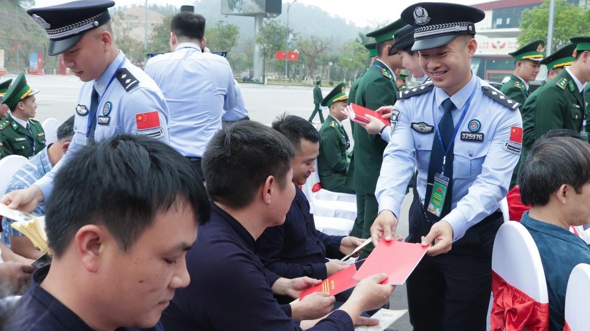 Sĩ quan, cán bộ trẻ Việt  - Trung cùng xây dựng biên giới hòa bình, ổn định