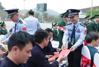 Sĩ quan, cán bộ trẻ Việt  - Trung cùng xây dựng biên giới hòa bình, ổn định
