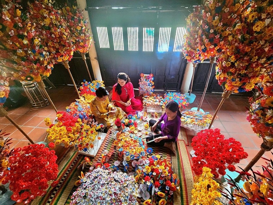 Paper flower products in Thua Thien-Hue province's Thanh Tien craft village will be introduced in Europe this May. (Photo courtesy of the Ministry of Culture, Sports and Tourism) Paper flower products in Thua Thien-Hue province's Thanh Tien craft village will be introduced in Europe this May. (Photo courtesy of the Ministry of Culture, Sports and Tourism)