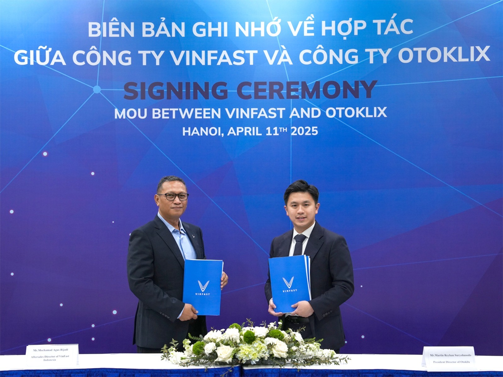 Giám đốc Dịch vụ Hậu mãi VinFast Indonesia, ông Mochamad Agus Rijadi (trái) và Giám đốc điều hành PT Oto Klix Indonesia, ông Martin Reyhan Suryohusodo tại lễ ký kết MOU (Ảnh: BTC). Giám đốc Dịch vụ Hậu mãi VinFast Indonesia, ông Mochamad Agus Rijadi (trái) và Giám đốc điều hành PT Oto Klix Indonesia, ông Martin Reyhan Suryohusodo tại lễ ký kết MOU (Ảnh: BTC).