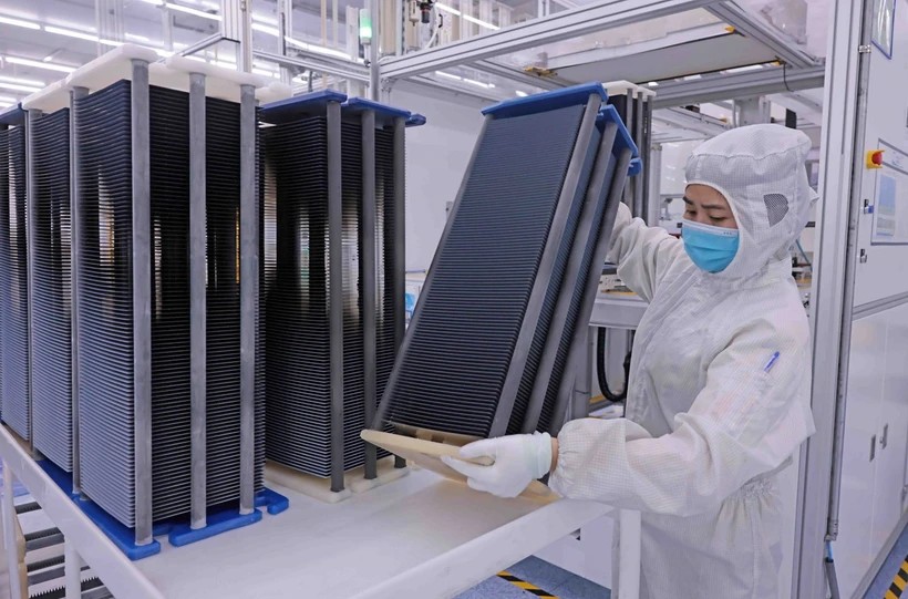  Sản xuất tấm tế bào quang điện tại nhà máy Trina Solar- tập đoàn lớn trong lĩnh vực pin năng lượng mặt trời của Trung Quốc tại tỉnh Thái Nguyên. (Ảnh: TTXVN)