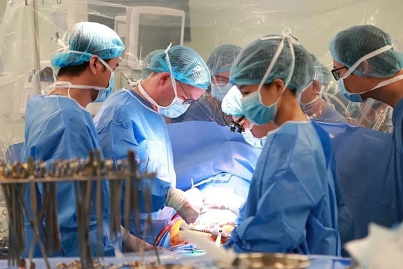 Doctors from the 108 Central Military Hospital perform the surgery on the patient. (Photo: Hospital) Doctors from the 108 Central Military Hospital perform the surgery on the patient. (Photo: Hospital)