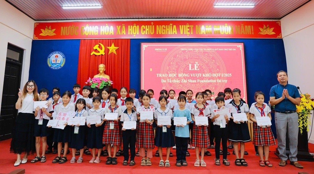 Scholarships gift to disadvantaged students in Scholarships gift to disadvantaged students in