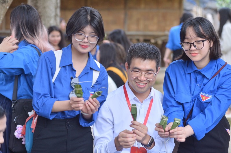 Đại biểu thích thú chụp ảnh với sản phẩm tự tay gói. (Ảnh: doanthanhnien.vn) Đại biểu thích thú chụp ảnh với sản phẩm tự tay gói. (Ảnh: doanthanhnien.vn)