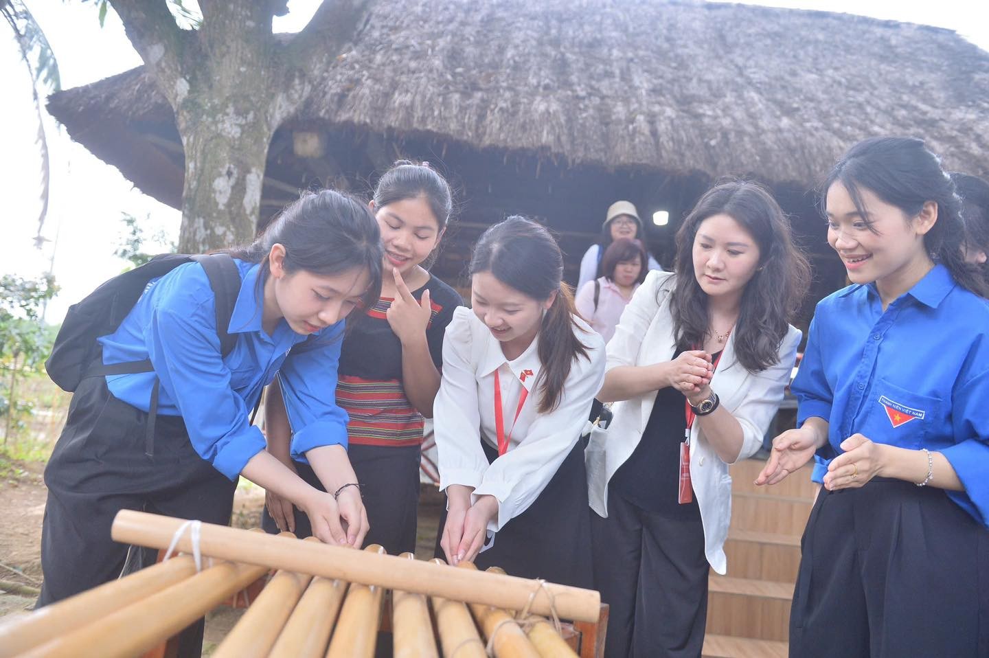 Đại biểu thanh niên Trung Quốc và tình nguyện viên Việt Nam cùng trải nghiệm đàn K'lông pút. Theo đó, đại biểu không chạm vào đàn, chỉ vỗ tay hoặc đập tay gần miệng ống, luồng không khí tạo ra sẽ kích thích âm thanh phát ra từ ống tre. (Ảnh: doanthanhnien.vn) Đại biểu thanh niên Trung Quốc và tình nguyện viên Việt Nam cùng trải nghiệm đàn K'lông pút. Theo đó, đại biểu không chạm vào đàn, chỉ vỗ tay hoặc đập tay gần miệng ống, luồng không khí tạo ra sẽ kích thích âm thanh phát ra từ ống tre. (Ảnh: doanthanhnien.vn)
