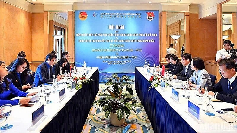 Bui Quang Huy, first secretary of the Ho Chi Minh Communist Youth Union of Vietnam, and A Dong, first secretary of the Communist Youth League of China, hold talks in Hanoi on April 13 as part of the ongoing 24th Vietnam - China Youth Friendship Meeting. Bui Quang Huy, first secretary of the Ho Chi Minh Communist Youth Union of Vietnam, and A Dong, first secretary of the Communist Youth League of China, hold talks in Hanoi on April 13 as part of the ongoing 24th Vietnam - China Youth Friendship Meeting.