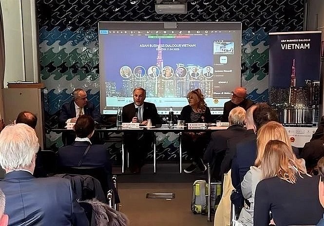 Participants at the business dialogue in Italian city of Genoa (Photo: VNA) Participants at the business dialogue in Italian city of Genoa (Photo: VNA)