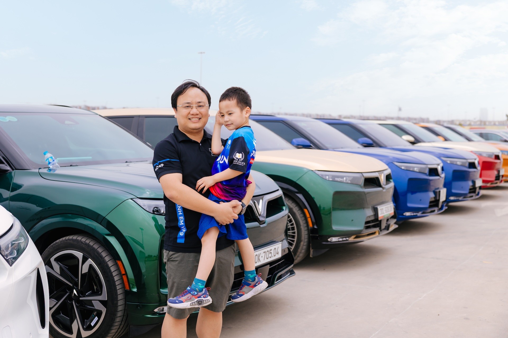 Anh Phan Mạnh Hùng và con trai đã có mặt từ sớm để tham dự sự kiện. Anh Phan Mạnh Hùng và con trai đã có mặt từ sớm để tham dự sự kiện.