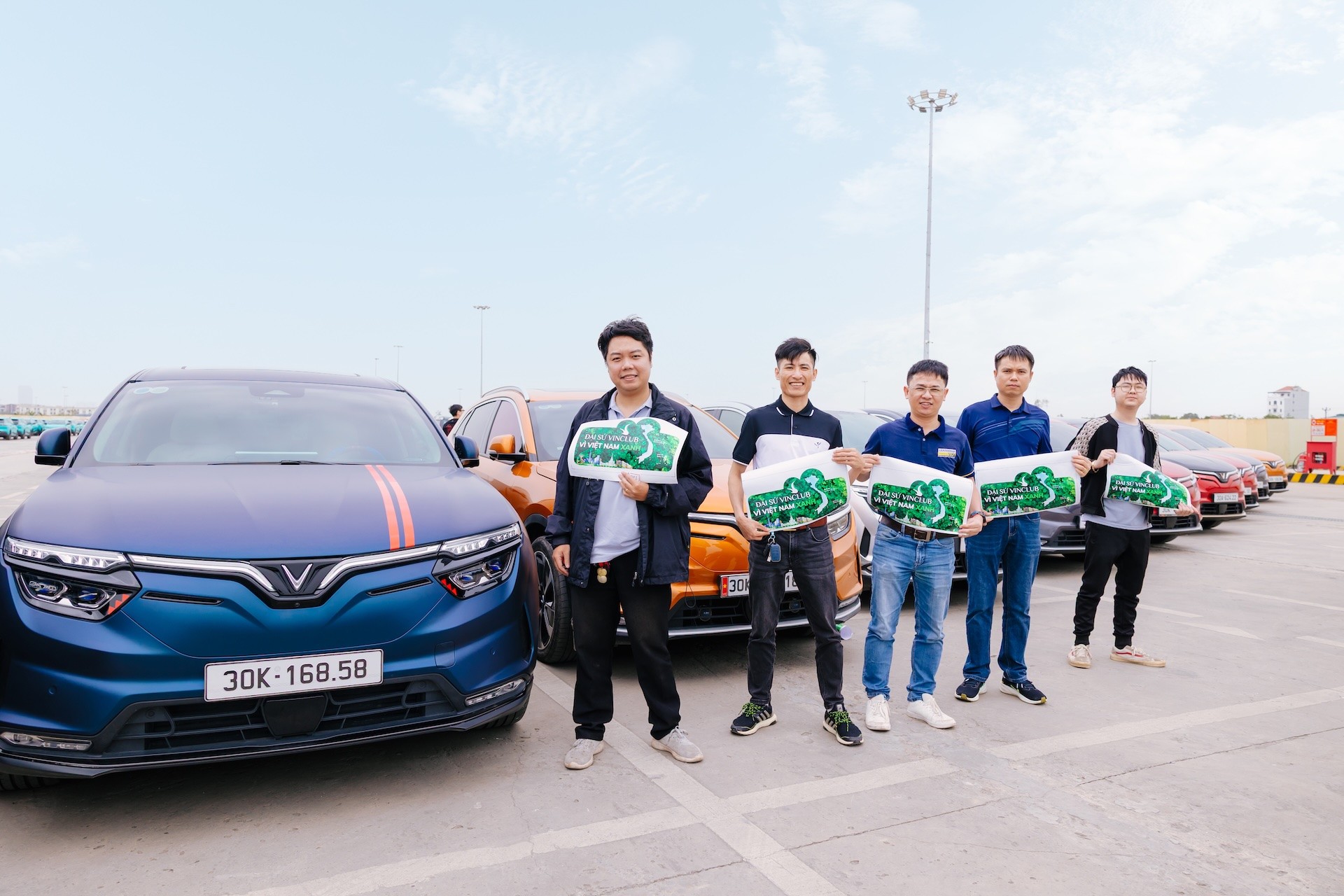 Nhiều chủ xe đã tới sớm để cùng check in trước màn xếp xe kỷ lục Nhiều chủ xe đã tới sớm để cùng check in trước màn xếp xe kỷ lục
