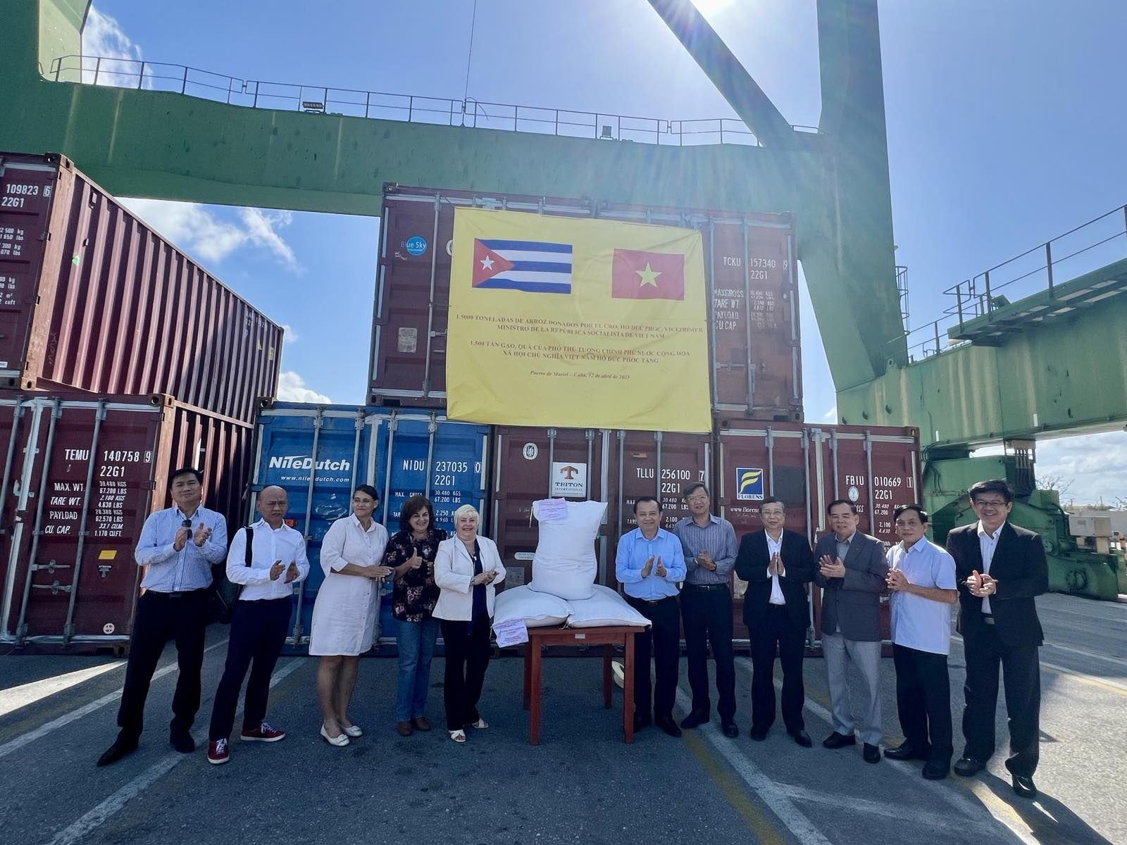 Đoàn công tác của Chính phủ Việt Nam bàn giao 11.500 tấn gạo cho Cuba tại cảng Mariel. (Ảnh: Đại sứ quán Việt Nam tại Cuba)