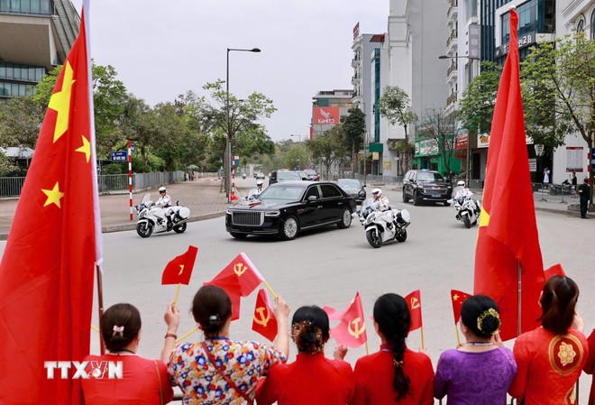 Đoàn xe của Đoàn đại biểu cấp cao Trung Quốc di chuyển từ sân bay quốc tế Nội Bài về khách sạn. (Ảnh: TTXVN)