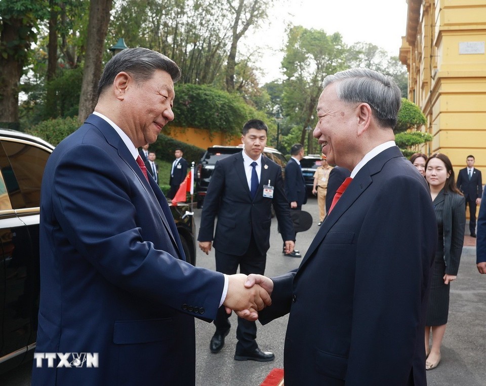 Tổng Bí thư Tô Lâm đón Tổng Bí thư, Chủ tịch Trung Quốc Tập Cận Bình. (Ảnh: TTXVN) Tổng Bí thư Tô Lâm đón Tổng Bí thư, Chủ tịch Trung Quốc Tập Cận Bình. (Ảnh: TTXVN)