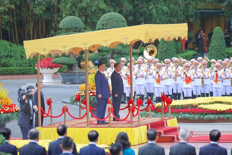 Trong tiếng nhạc chào mừng, Tổng Bí thư Tô Lâm mời Tổng Bí thư, Chủ tịch nước Trung Quốc Tập Cận Bình bước lên bục danh dự. (Ảnh: Báo Chính phủ) Trong tiếng nhạc chào mừng, Tổng Bí thư Tô Lâm mời Tổng Bí thư, Chủ tịch nước Trung Quốc Tập Cận Bình bước lên bục danh dự. (Ảnh: Báo Chính phủ)