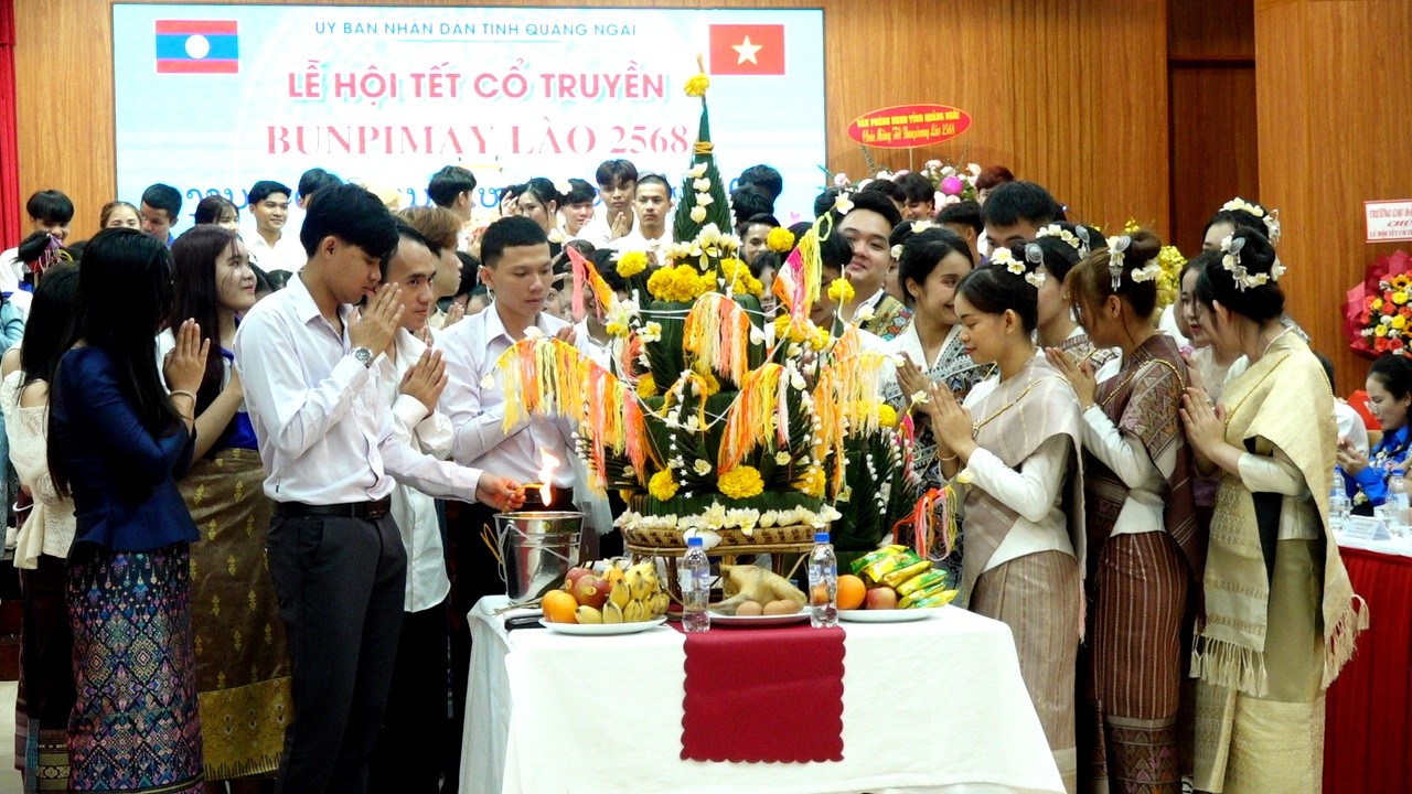 Các sinh viên Lào thực hiện nghi thức cúng cầu may truyền thống của nhân dân các bộ tộc Lào