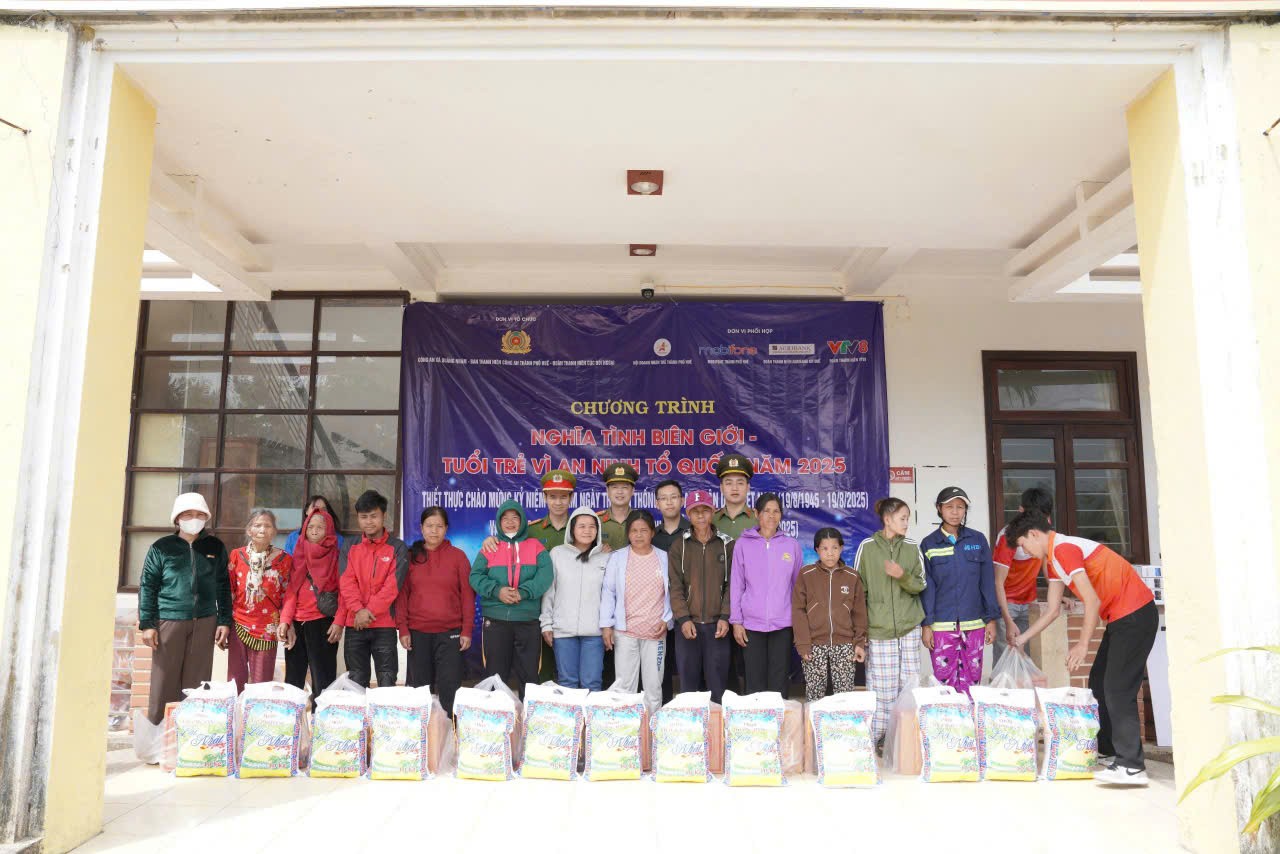 2. Khánh thành công trình “Thắp sáng bước chân em - Đường cờ Tổ quốc” 2. Khánh thành công trình “Thắp sáng bước chân em - Đường cờ Tổ quốc”